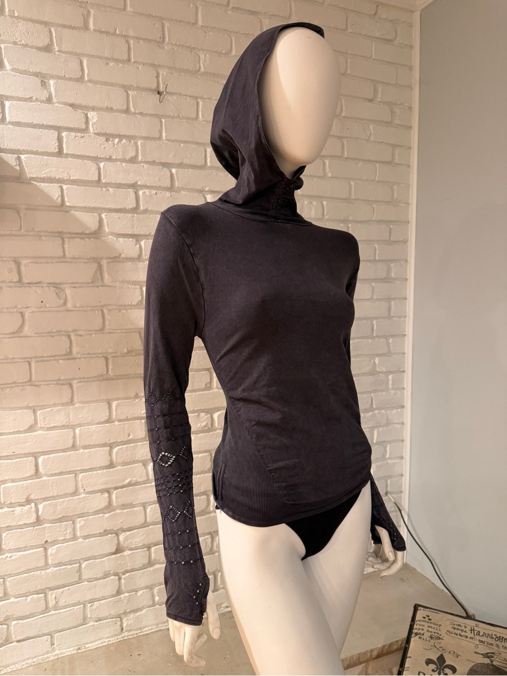 FP Movement Washed Black Hooded Long Sleeve Fitted Performance Thumbholes NWOT - Picture 15 of 16